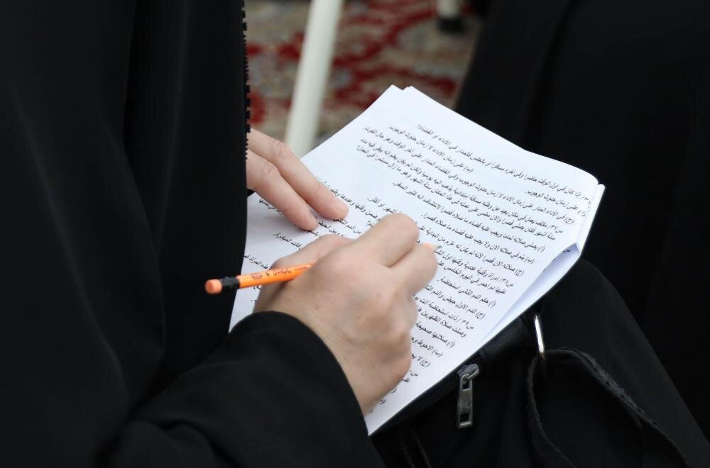 بأسلوب إلكتروني وتنظيم موحّد.. 800 طالبة في العراق يخضعنَ لاختبار موحّد استعدادًا لمهامّ التبليغ في موسم الأربعين