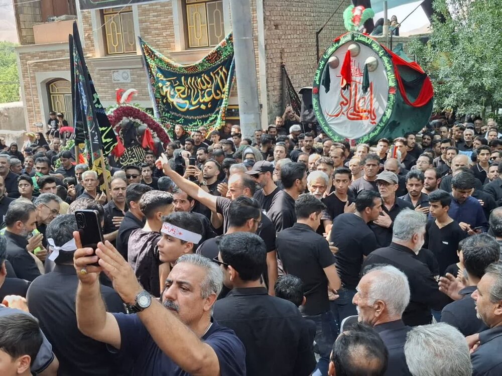 آیین سنتی نخل‌گردانی در روز شش امام حسین(ع) در نیاسر برگزار شد