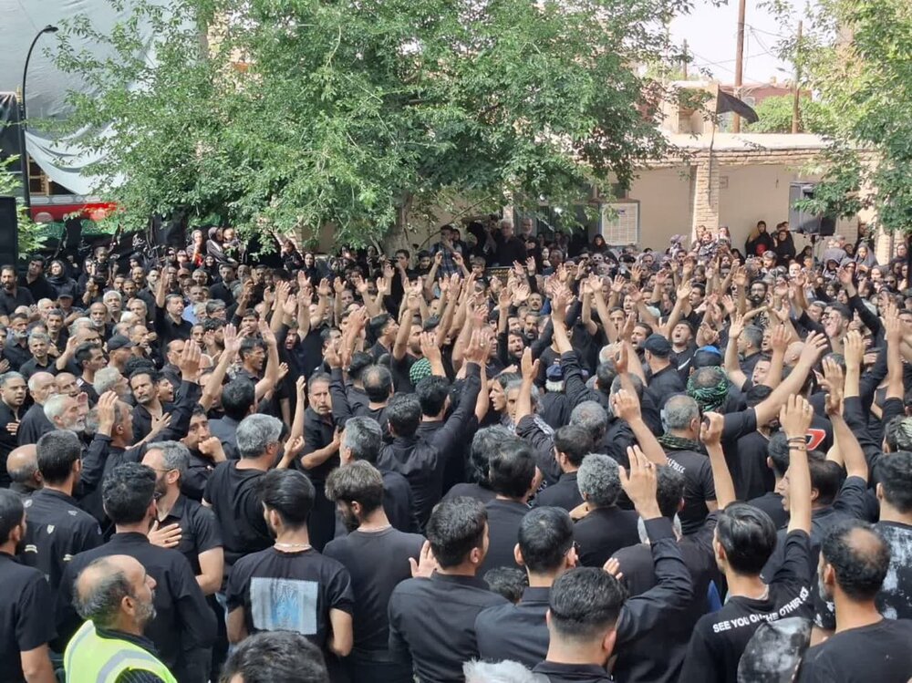 آیین سنتی نخل‌گردانی در روز شش امام حسین(ع) در نیاسر برگزار شد