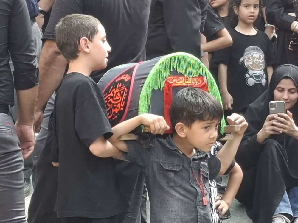 آیین سنتی نخل گردانی در روز شش امام حسین(ع) در نیاسر برگزار شد