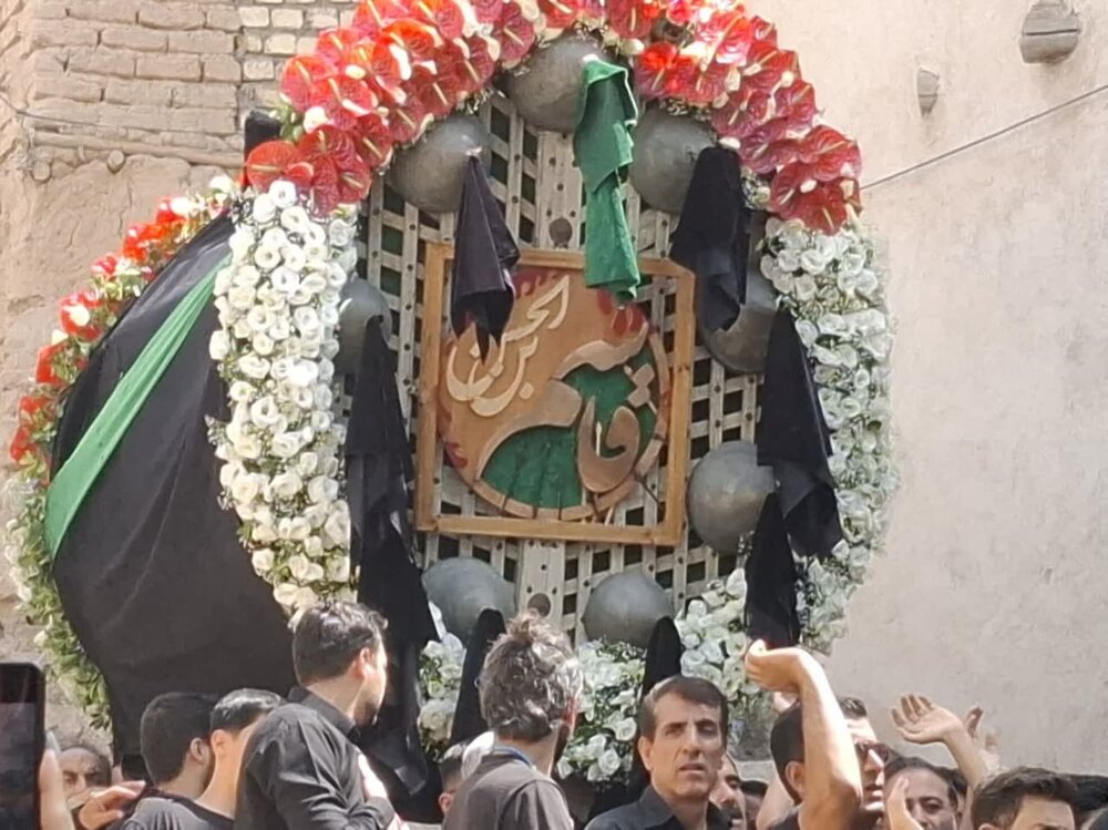 آیین سنتی نخل گردانی در روز شش امام حسین(ع) در نیاسر برگزار شد