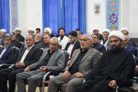 تصاویر دیدار جمعی از مردم رومشکان با نماینده ولی فقیه در استان لرستان