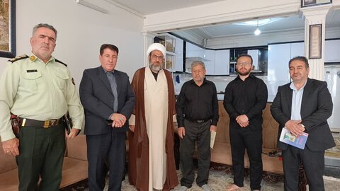 تصاویر دیدار امام جمعه کوهدشت با خانواده شهید رضا رضایی