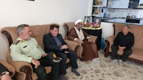 تصاویر دیدار امام جمعه کوهدشت با خانواده شهید رضا رضایی