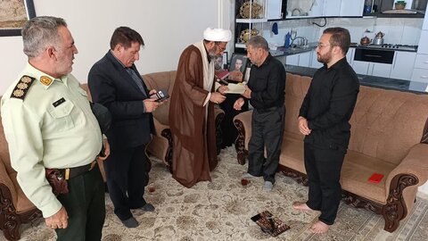 تصاویر دیدار امام جمعه کوهدشت با خانواده شهید رضا رضایی