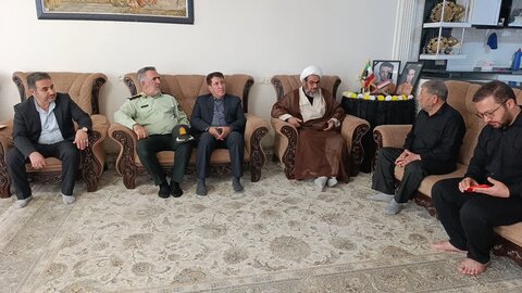 تصاویر دیدار امام جمعه کوهدشت با خانواده شهید رضا رضایی