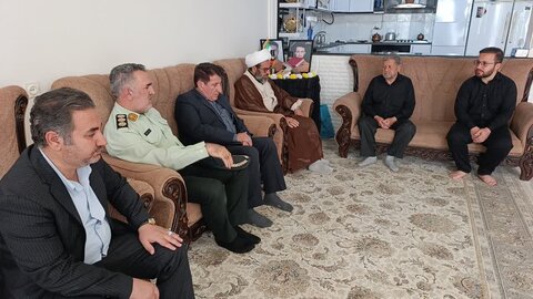 تصاویر دیدار امام جمعه کوهدشت با خانواده شهید رضا رضایی