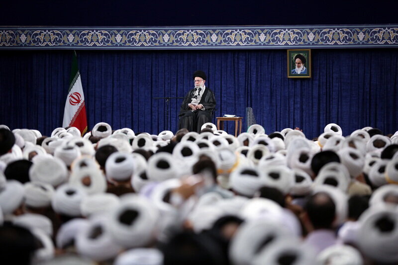 أكثر من 400 عالم دين في قم يؤيدون فتوى «المحاربة» ضد مُهدِّدي القيادة والمرجعية أكثر من 400 عالم دين في قم يؤيدون فتوى «المحاربة» ضد مُهدِّدي القيادة والمرجعية