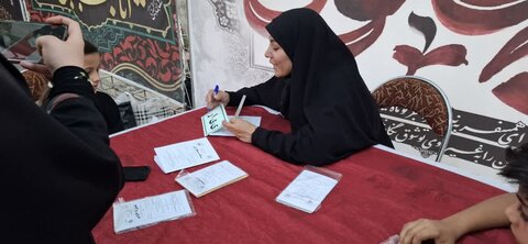 تصاویر/فعالیت طلاب مدرسه علمیه الزهرا اراک به مناسبت هفته عفاف و حجاب