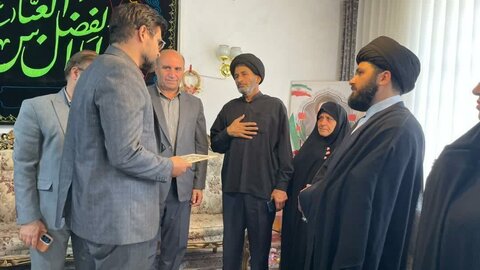 تصاویر دیدار برخی مدیران لرستان با خانواده شهدای اقتدار وطن