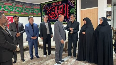 تصاویر دیدار برخی مدیران لرستان با خانواده شهدای اقتدار وطن
