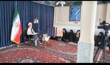 کلیپ| دیدار جمعی از کنشگران عفاف و حجاب با نماینده ولی فقیه در استان مرکزی