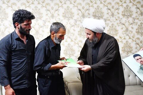 تصاویر/ دیدار امام جمعه خوی با خانواده دو شهید تجاوز رژیم صهیونی