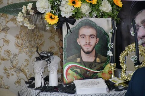 تصاویر/ دیدار امام جمعه خوی با خانواده دو شهید تجاوز رژیم صهیونی