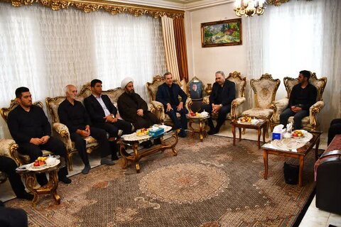 تصاویر/ دیدار امام جمعه خوی با خانواده دو شهید تجاوز رژیم صهیونی