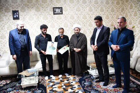 تصاویر/ دیدار امام جمعه خوی با خانواده دو شهید تجاوز رژیم صهیونی