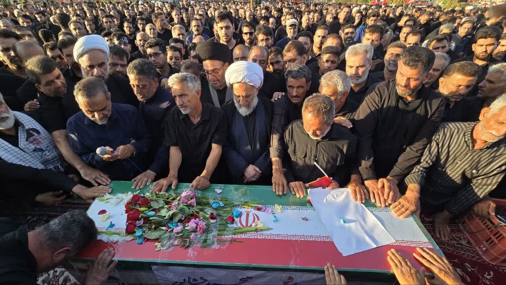 پیکر شهید طریق القدس «پاسدار محمدخشاپور» در کویرات آران و بیدگل  تشییع شد+  تصاویر