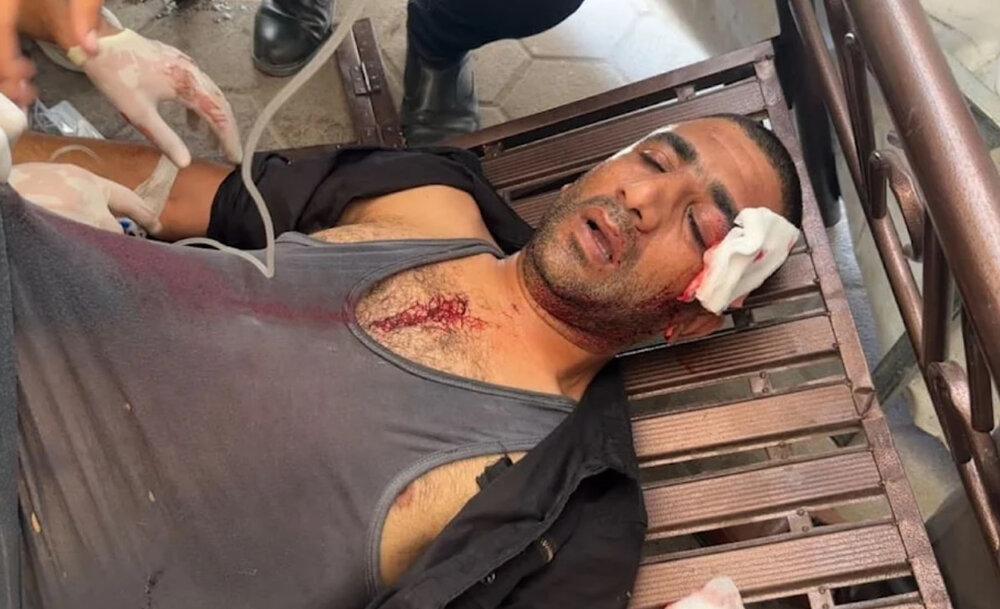 إصابة مراسل الميادين "أكرم دلول" في قصف إسرائيلي على حي الزيتون بمدينة غزة