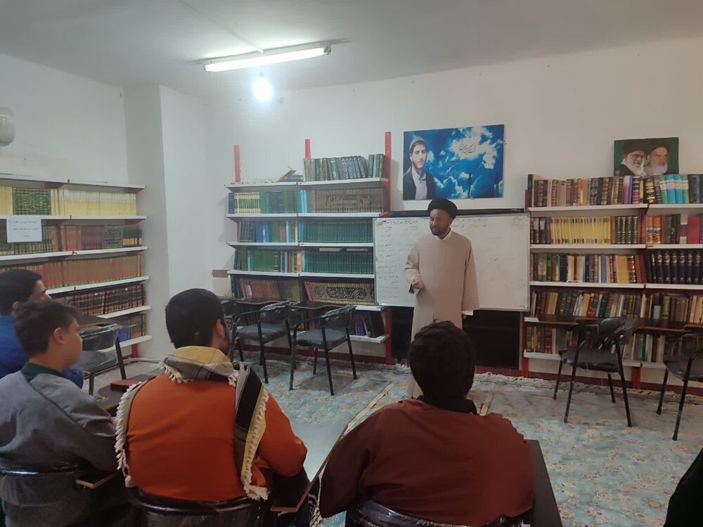 تصاویر/کارگاه مهارت های  پژوهشی در مدرسه علمیه حجت بن الحسن شهرستان دره‌شهر