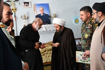 تصاویر/ دیدار امام جمعه شهرستان خوی با خانواده  شهید محسن آین