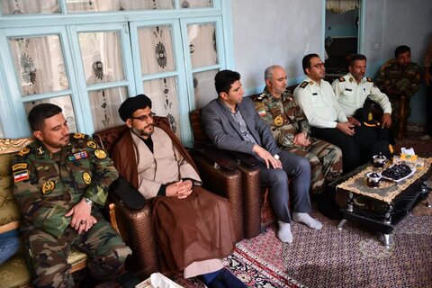 تصاویر/ دیدار امام جمعه شهرستان خوی با خانواده معظم شهید محسن آین