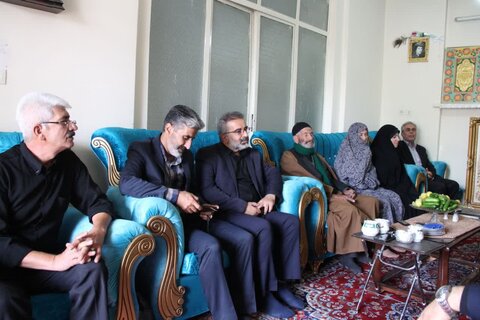 تصاویر دیدار مدیرکل فرهنگ و ارشاد اسلامی لرستان با خانواده شهید موسوی در ازنا