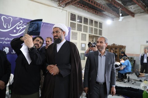 بازدید امام جمعه همدان از اجرای رزمایش جهادی دندانپزشکی و چشم پزشکی در همدان