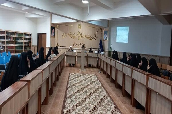 پایان‌نامه "مستندات قرآنی نظریه مقاومت مقام معظم رهبری" دفاع شد+عکس