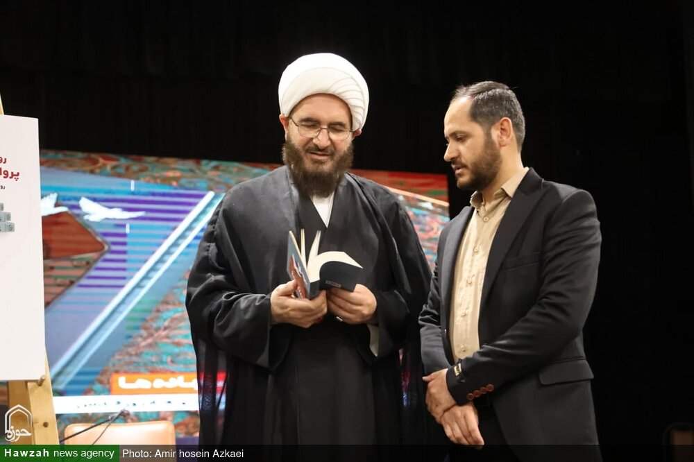 آیین رونمایی از کتاب «پرواز سجادهها» در همدان برگزار شد+تصاویر