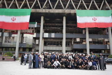 تصاویر/ بازدید برخی از روحانیون و طلاب از ساختمان شیشه‌ای صدا سیمای جمهوری اسلامی ایران
