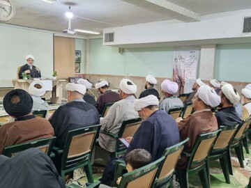 همایش روحانیون و ائمه جماعات شهرستان بوئین‌زهرا برگزار شد