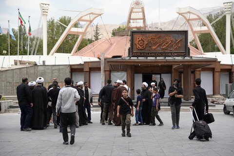حوزه/ بازدید برخی از روحانیون و طلاب از ساختمان شیشه‌ای صدا سیمای جمهوری اسلامی ایران