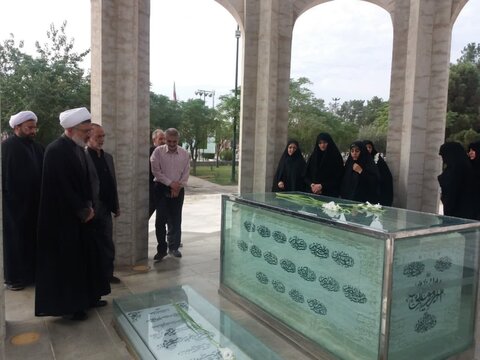 تصاویر/ادای احترام اعضای دفتر نظارت شورای نگهبان کاشان با شهدا