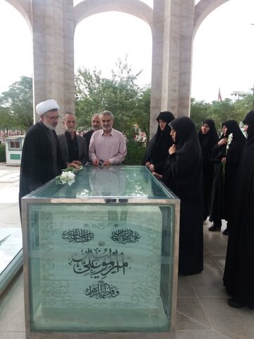 تصاویر/ادای احترام اعضای دفتر نظارت شورای نگهبان کاشان با شهدا