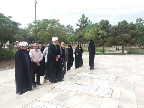 تصاویر/ادای احترام اعضای دفتر نظارت شورای نگهبان کاشان با شهدا