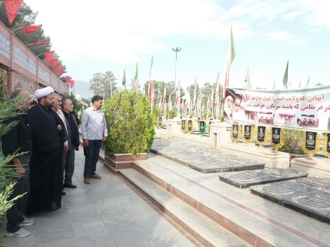 تصاویر/ادای احترام اعضای دفتر نظارت شورای نگهبان کاشان با شهدا