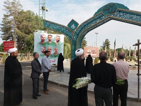 تصاویر/ادای احترام اعضای دفتر نظارت شورای نگهبان کاشان با شهدا