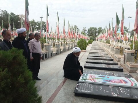 تصاویر/ادای احترام اعضای دفتر نظارت شورای نگهبان کاشان با شهدا