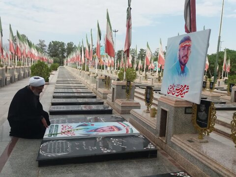 تصاویر/ادای احترام اعضای دفتر نظارت شورای نگهبان کاشان با شهدا