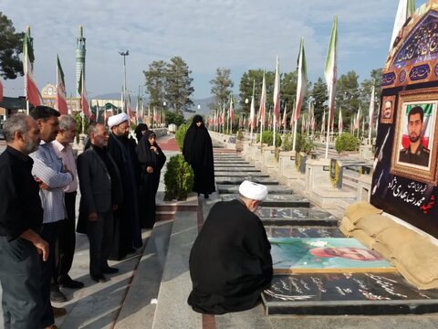 تصاویر/ادای احترام اعضای دفتر نظارت شورای نگهبان کاشان با شهدا