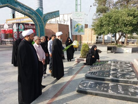 تصاویر/ادای احترام اعضای دفتر نظارت شورای نگهبان کاشان با شهدا