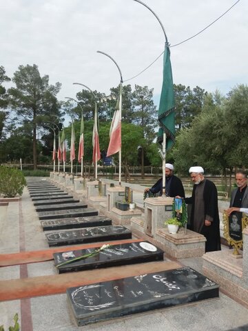 تصاویر/ادای احترام اعضای دفتر نظارت شورای نگهبان کاشان با شهدا