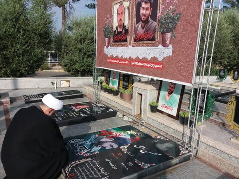 تصاویر/ادای احترام اعضای دفتر نظارت شورای نگهبان کاشان با شهدا