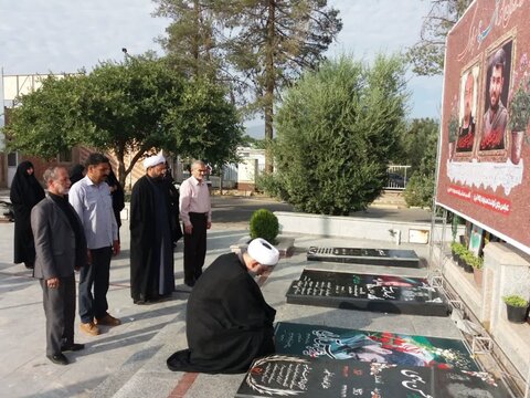 تصاویر/ادای احترام اعضای دفتر نظارت شورای نگهبان کاشان با شهدا