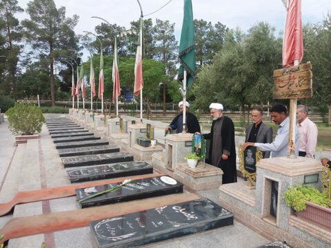 تصاویر/ادای احترام اعضای دفتر نظارت شورای نگهبان کاشان با شهدا