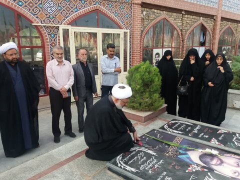 تصاویر/ادای احترام اعضای دفتر نظارت شورای نگهبان کاشان با شهدا