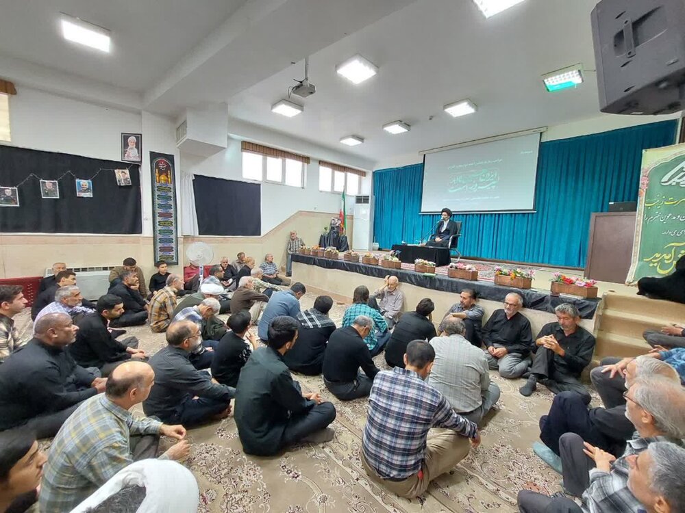 قرآن انسان‌ را از ظلمت به نور هدایت می‌کند