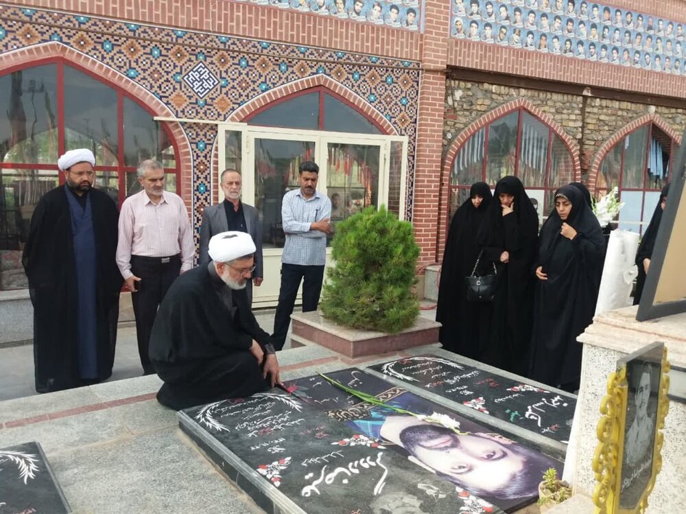 تجدید میثاق اعضای دفتر نظارت شورای نگهبان کاشان با آرمان‌های امام(ره) و شهدا