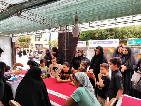 تصاویر/برپایی نمایشگاه عفاف و حجاب توسط طلاب مدرسه علمیه الزهرا اراک