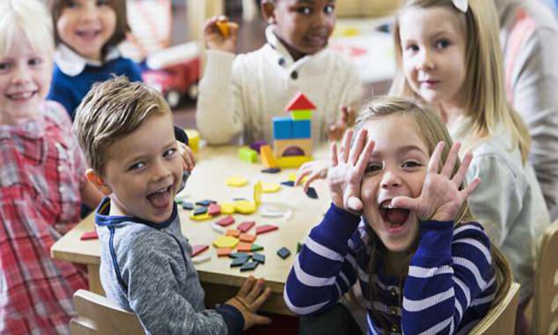 شرارتی بچوں سے کیسا سلوک کیا جائے؟ کیا انہیں ڈانٹنا یا مارنا درست ہے؟ آیت اللہ بہجتؒ کا حکمت آموز جواب